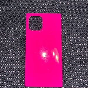 Flaunt iPhone 12/12 Pro 6.1” square shape case.